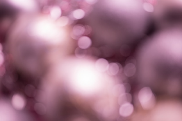 Defocused Weihnachtskomposition. Weihnachtspurpurkugeln. Unscharfer abstrakter Hintergrund.