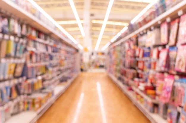 Defokussiert vom Supermarkt als Hintergrund