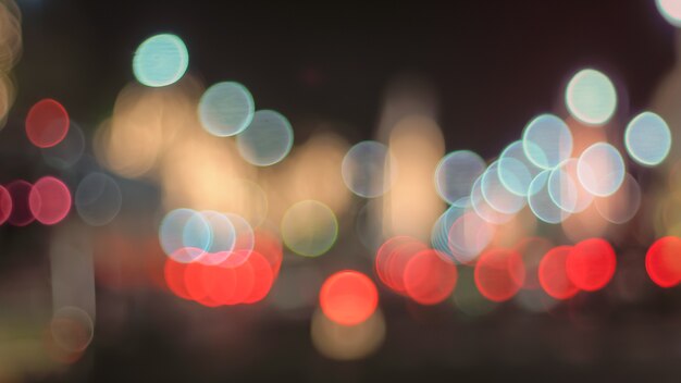 Defokussierte Nacht Straßenlaternen. Bokeh-Straßenlaternen von Autos in der Stadt