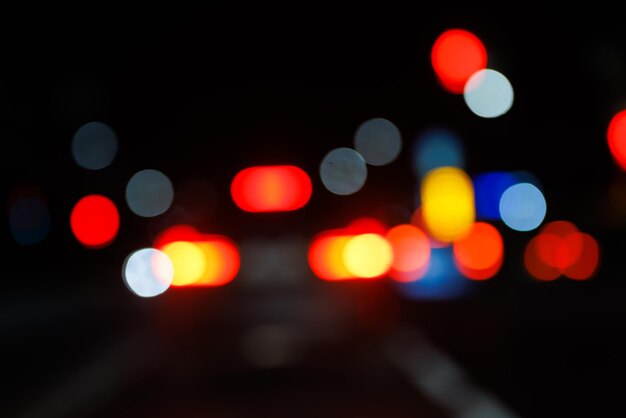 Defokussierte Straßenansicht bei Nacht aus Fahrerperspektive