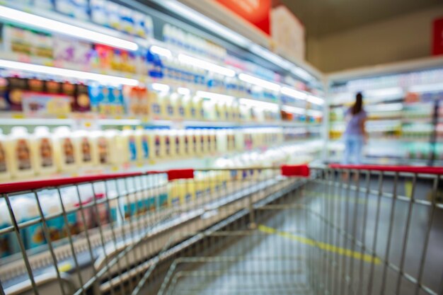 Defokussierte Unschärfe der Supermarktregale mit Milchprodukten. Hintergrund mit Bokeh verwischen. Unscharfes Bild