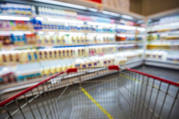 Defokussierte Unschärfe der Supermarktregale mit Milchprodukten. Hintergrund mit Bokeh verwischen. Unscharfes Bild