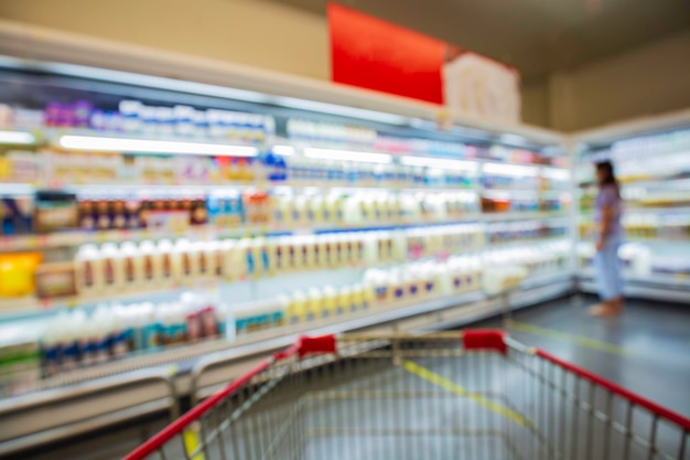 Foto defokussierte unschärfe von supermarktregalen mit milchprodukten verwischen sie den hintergrund mit bokeh defokussiertes bild