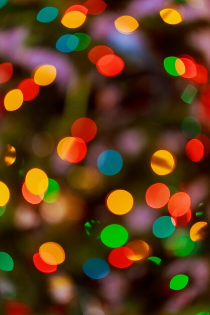 Defokussierter abstrakter roter und gelber Weihnachtshintergrund, defokussierte Lichter des Weihnachtsbaums