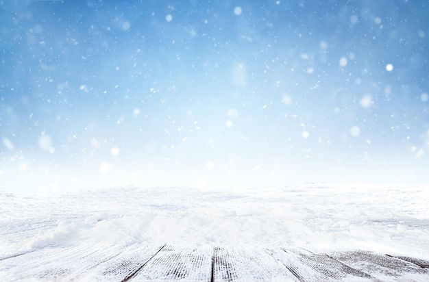 Defokussierter Winterhintergrund mit Schneefall und schneebedeckten leeren Holzstegen