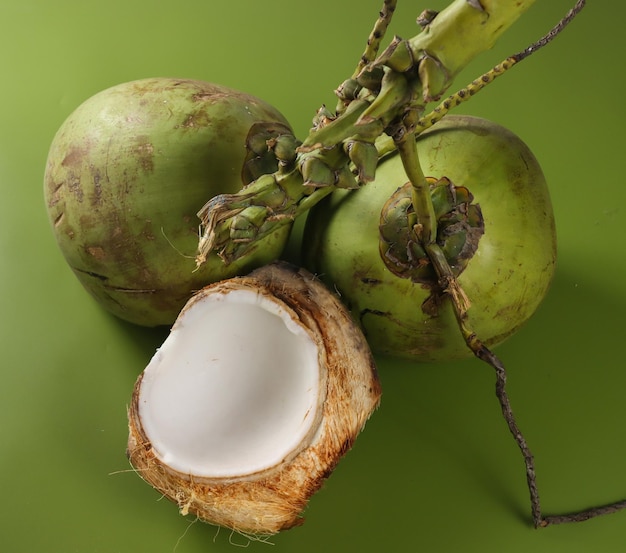 Degan o kelapa muda son montones de coco verde Coco joven