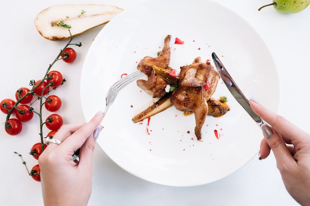 Degustação de restaurante delicioso conceito de codorna grelhada. estilo de vida luxuoso. comida gourmet.