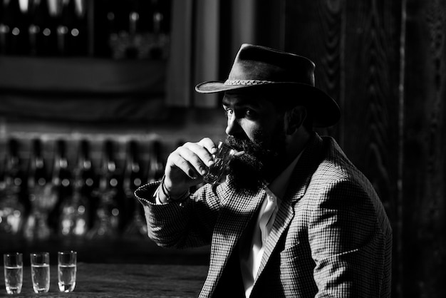 Degustación y degustación hombre con barba sostiene una copa de brandy