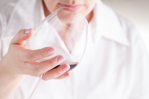 Degustación femenina de vino tinto