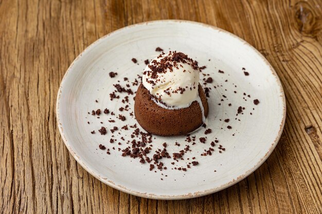 Degustación de fondant de chocolate en restaurante.