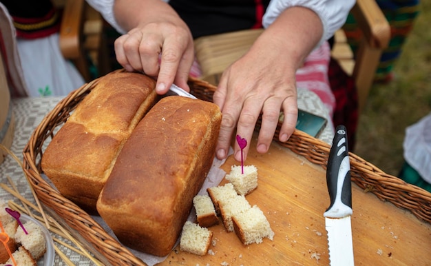 Degustación de pan Manos cortan muestras de pan para probar