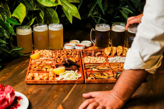 Degustación de sabores locales con cervezas artesanales y bocadillos variados en una reunión