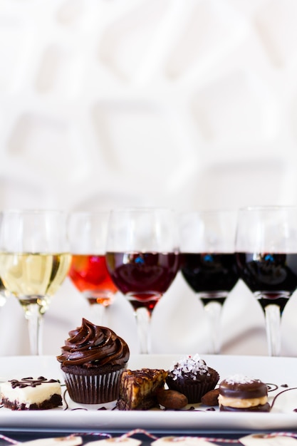 Degustación de vino y bollería de chocolate pattie.