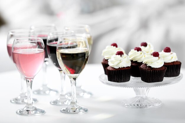 Degustación de vino y cupcakes de chocolate de cerca