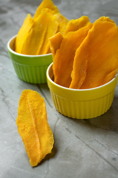 Dehydrierte Mango oder getrocknete Mangoscheiben in der Draufsicht der Schüssel