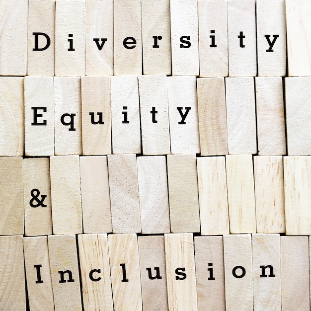 DEI Diversity Equity Inklusion Symbol Holzblöcke mit Worten DEI-Konzept