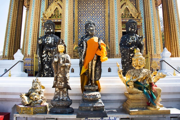 Deidad antigua ángel dios y diosa antigua estatua de buda para los viajeros tailandeses viajes visita respeto oración bendición deseo misterio adoración sagrada en el templo Wat Phra Phutthabat en Saraburi Tailandia