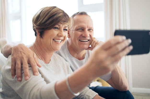 Dein Lächeln erhellt meine Welt Aufnahme eines reifen Paares, das Selfies macht