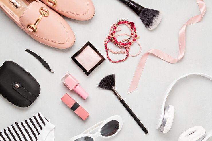 Foto deite-se com acessórios de moda feminina em cores amarelas. moda, blog de beleza online, estilo de verão, compras e conceito de tendências