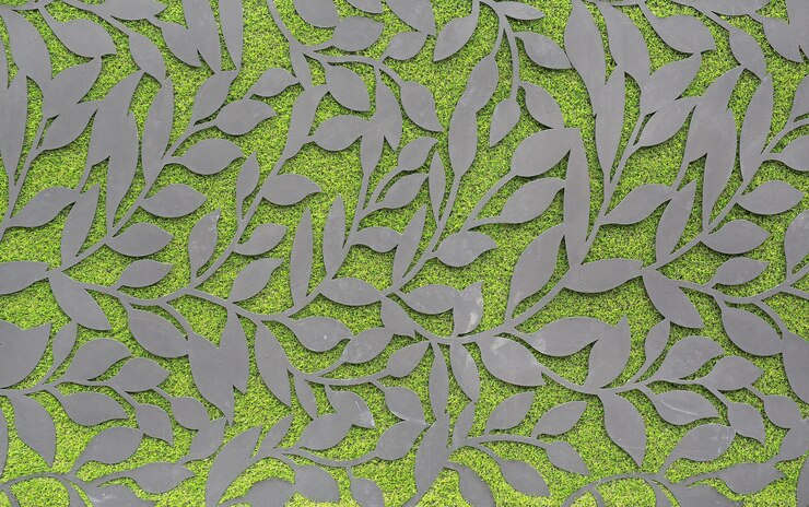 Foto deixa a parede da cerca na textura da grama verde.