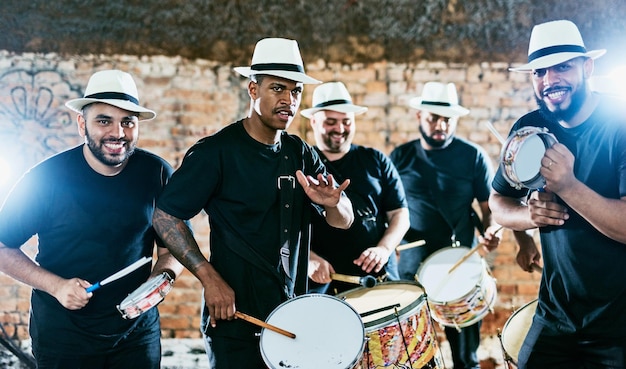 Foto deixe a música pegar você foto recortada de um grupo de homens bateristas tocando música do lado de fora