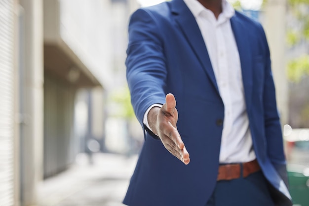 Deixe-me apresentá-lo ao seu próximo passo Foto recortada de um empresário irreconhecível segurando a mão para um aperto de mão em um escritório moderno