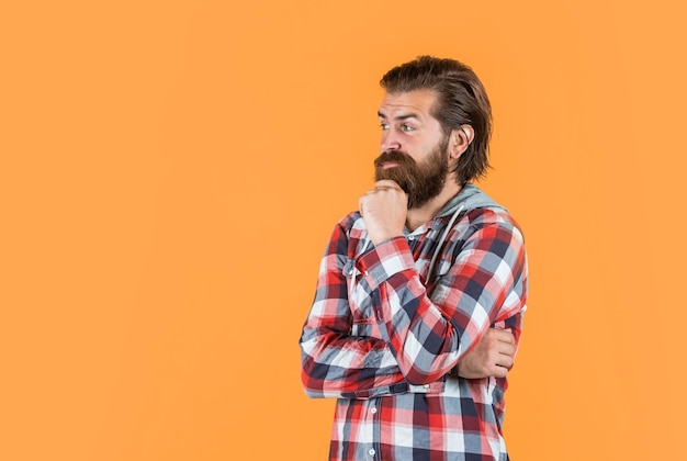 Deixe-me pensar bem penteado penteado masculino beleza e moda olhar hipster camisa xadrez para cara barbudo homem brutal barba por fazer com barba conceito de cabeleireiro maduro e confiante