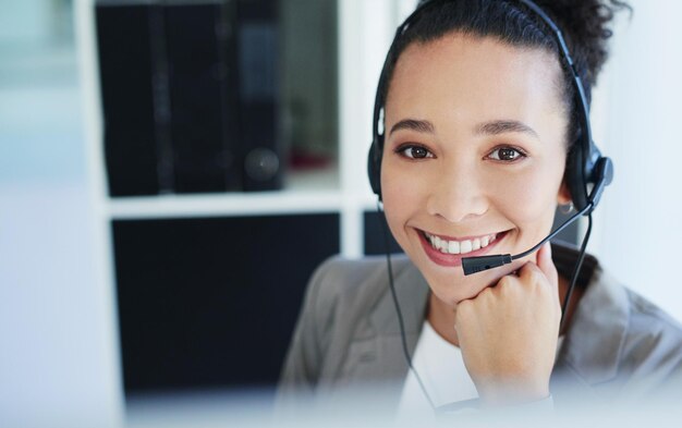 Deixe-me saber como posso ajudar Retrato de uma jovem trabalhando em um call center