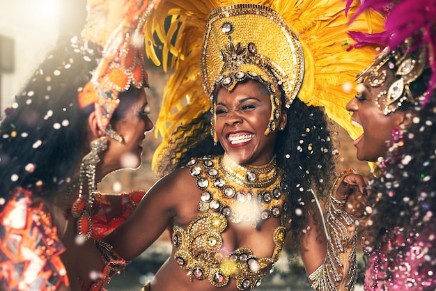 Foto deixe o movimento dela entretê-lo foto recortada de uma bela dançarina de samba se apresentando no carnaval