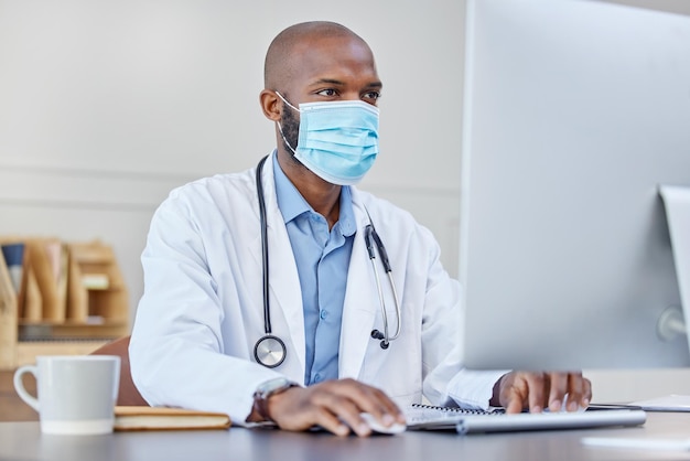 Deixe seu médico fazer a pesquisa para você Foto de um jovem médico usando um computador no trabalho