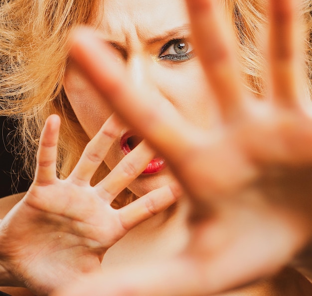 Dejar de abusar de la violencia doméstica mujer asustada protegerse los derechos humanos