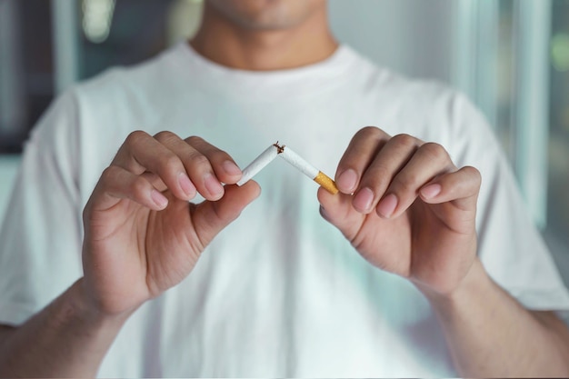 Foto dejar de fumar concepto de cigarrillos. retrato de hermosa celebración de cigarrillos rotos en las manos. feliz concepto de salud. no fumar.