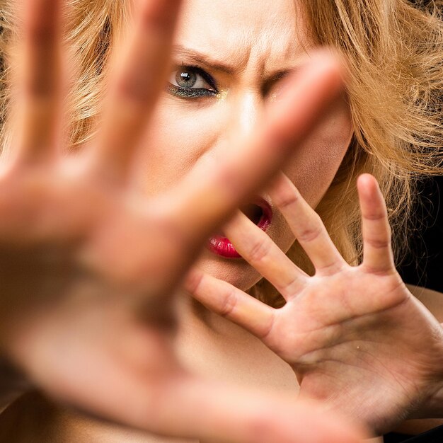 Deje de abusar de la violencia doméstica. Mujer asustada protegerse. Derechos humanos.