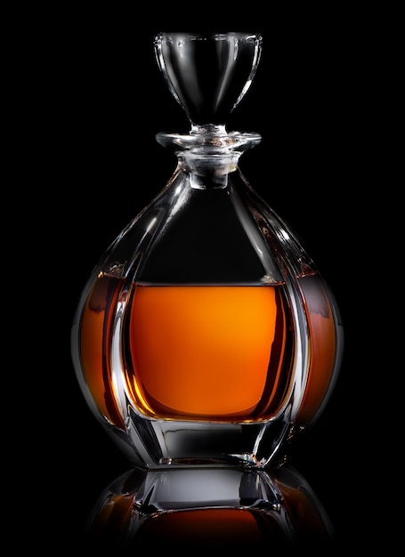 Dekanter Cognac auf schwarzem Hintergrund