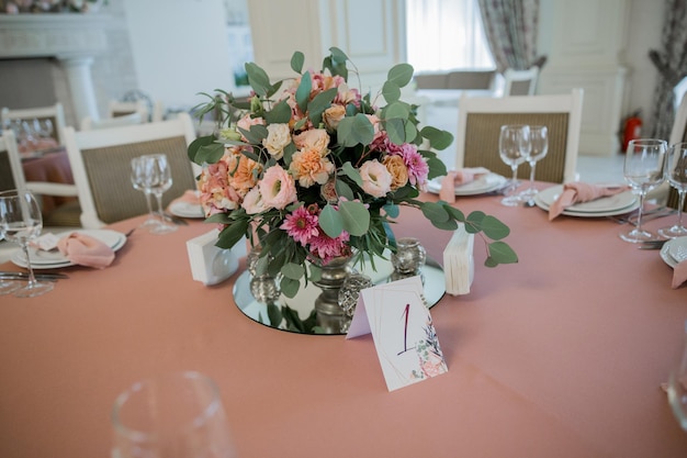 Dekor einer Hochzeitstafel im Urlaub im Restaurant