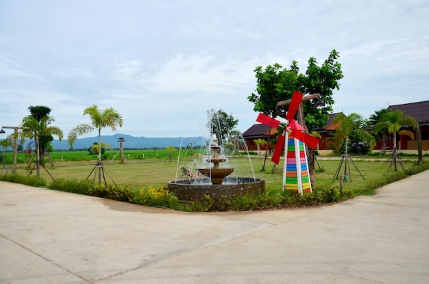 Dekoration der Gartenarbeit Pin Rad oder Windmühle und Brunnen im Garten bei Phrae Thailand