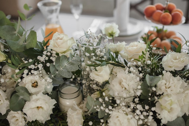 Dekoration der Hochzeitstafel der Jungvermählten Kerzen Schleierkraut Eustoma Rose Eukalyptus