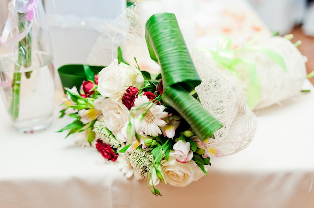 Dekoration der Hochzeitstafel mit Blumen in einem Topf