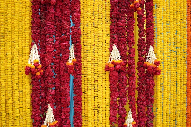 Dekoration der roten gelben Blume in der indischen Hochzeit. geringe Schärfentiefe oder Unschärfe.