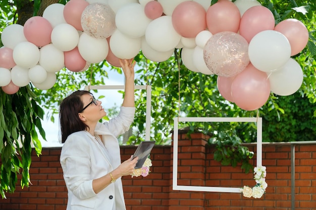 Dekoration des Gartens mit Luftballons für eine Partyzeremonie