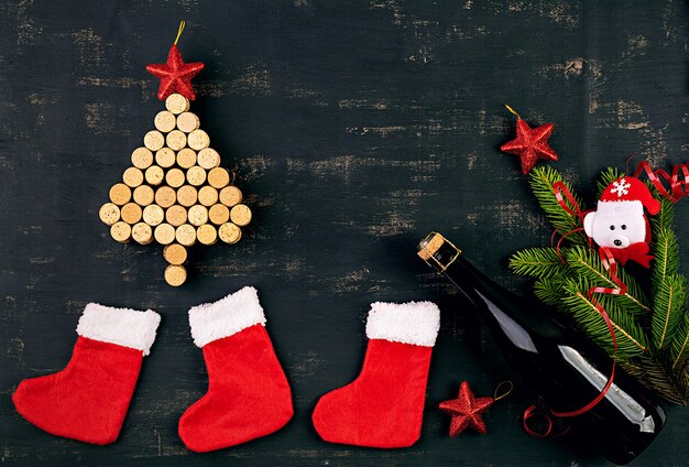 Dekoration des neuen Jahres mit dem Weihnachtsbaum gemacht von den Weinkorken und von der Flasche Champagner. Weihnachten Hintergrund. Ansicht von oben.