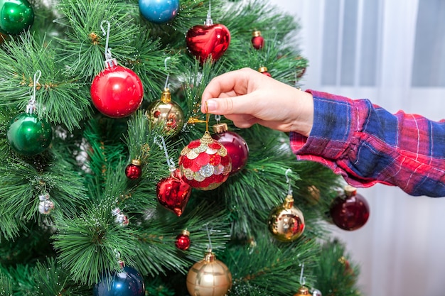 Dekoration des Weihnachtsbaumes auf weißem Hintergrund