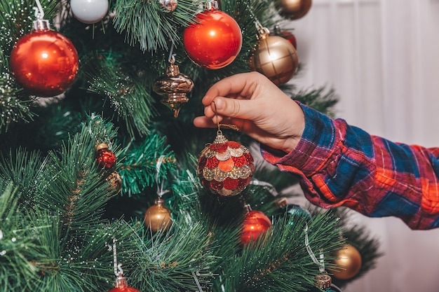 Dekoration des Weihnachtsbaumes auf weißem Hintergrund