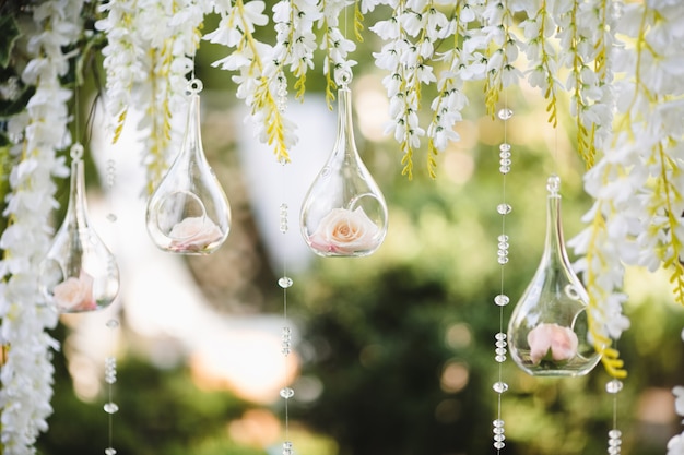 Dekoration für eine Hochzeit mit Kugeln mit Blumen im Inneren