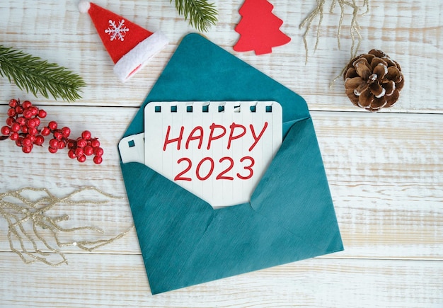 Dekoration mit vierblättrigem Kleeblatt und Tafel für das neue Jahr 2023 mit Text in englischer Sprache HAPPY 2023