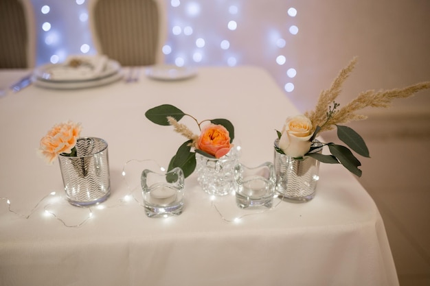 Dekoration von Blumen bei einer Hochzeit in einem Bankettsaal