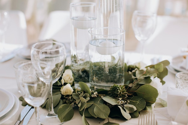 Dekorationen auf der Hochzeitstafel für ein festliches Abendessen in einem Restaurant