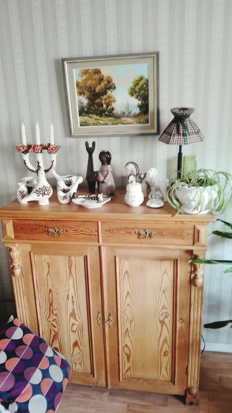 Foto dekorationen auf holzschränken zu hause