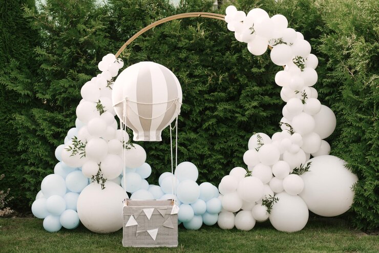 Dekorationen für Feiertagsparty Viele Ballons in blauen und weißen Farben Runde Fotozone mit Bällen neben einem Ball mit einem Korb für ein Kind
