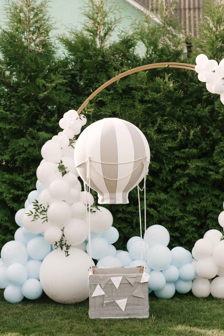 Dekorationen für Feiertagsparty Viele Ballons in blauen und weißen Farben Runde Fotozone mit Bällen neben einem Ball mit einem Korb für ein Kind